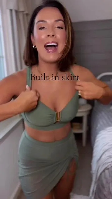 I could work out in this bathing suit! It’s so supportive! @bloomingjelly_us #bloomingjelly #bathingsuit #swimsuit #twopieceswimsuit #modestswimwear  
