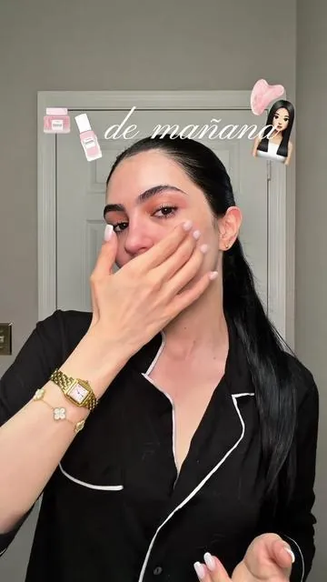 Respuesta a @valeria Rutina de mañana con gua sha 🩰🫶🏻🦢🧖🏻‍♀️  Perfecta para tener un glow up.  En esta rutina de mañana te enseño a hacerte el GUA SHA, una técnica de masaje tradicional chino, que se utiliza para promover la circulación sanguínea, reducir la inflamación y relajar los músculos. 🪄 Beneficios del GUA SHA: • Mejora la circulación sanguínea: ayuda a aumentar el flujo sanguíneo hacia la superficie de la piel. • Reduce la inflamación y también el dolor en áreas específicas del cuerpo. • Relaja los músculos tensos y reduce el estrés • Mejora la apariencia de la piel, reduciendo la apariencia de los poros, minimizando la textura. — Productos usados en el video: • Esencias:  VT Cosmetics PDRN ESSENCE @VT Cosmetics US  Numbuzin PDRN ESSENCE  @numbuzin  • Gua Sha: @zdeer Life  • Crema Facial  Purito Mighty Bamboo Panthenol Cream @PURITO SEOUL  #rutinademañana #guasha #guashatutorial #rutinadeskincare #cuidadodelapiel 