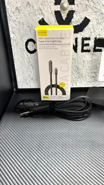 Los cables reforzados son compatibles con carga rápida PD/QC.  Las almohadillas de silicona evitan que se deslice.  La bisagra activada por gravedad se mantiene súper estable en escritorios o camas.  Perfecto para el trabajo y para cuando vas en camino.  TechGadgets #charger #phonecharger #christmasgiftidea 
