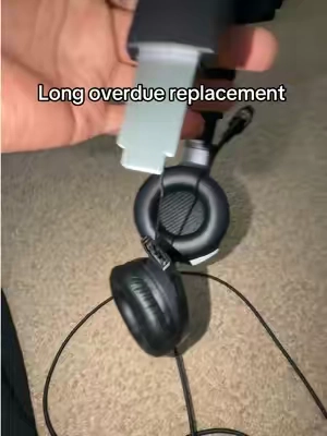 100 hours of life on a full charge and has noise cancellation #gamingheadset #wirelessheadset #gamingaccessories 
