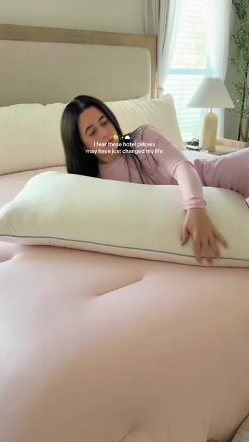 ok I get the hype. they are so comfyyy… not too flat not too fluffy ✨🤌🏼😭 also love that they’re waterproof 🙌🏻 #mellowsleep #hotelpillows #pillows #bedroommusthaves @Mellow Sleep 