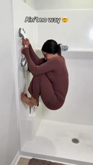 This is a grab bar with extremely strong suction. Useful for so many different occasions, these are very affordable, I’ll link them below! #showergrabbar #grabbar #showeraccessories #shower #showerhack 