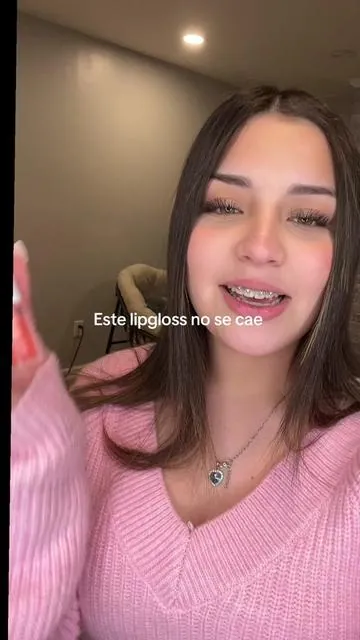 Este lipgloss no se cae además te hidrata tus labios #lipgloss #nooni #makeup #mujeres #beautyhacks 