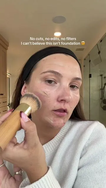Okay real life filter🤌🏼 @tarte cosmetics #bbcream #tintedmoisturizer #tartebbblurtintedmoisturizer #tiktokshopstockup #skinhelp 