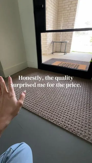 The Lumi washable jute-like rug gives you that earthy, textured aesthetic without the shedding, stiffness, or “don’t step on it”. It’s soft, durable, and fully washable…aka real-life approved. Perfect for entryways, kitchens, and high-traffic spaces that still deserve to look styled.
Finally… a jute vibe that can handle kids, pets, and actual living.

#WashableRug #homedecor #EntrywayDecor #rug #Neutral
