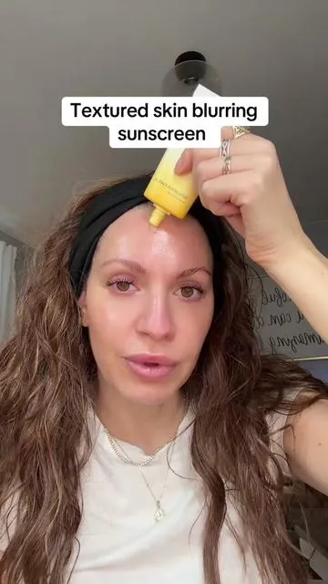 Sunscreen and blurring makeup primer in one step ✨ #sunscreenreview #texturedskin #ttsbeautybesties #tiktokshopcreatorpicks #tiktokshopstockup @SUNGBOON EDITOR 