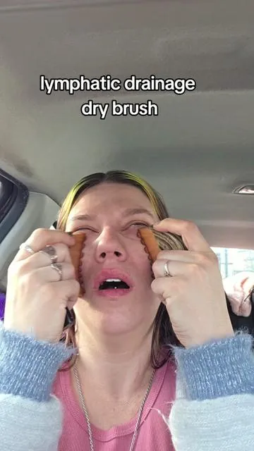 It's like giving yourself a face massage omg #lymphaticdrainage #drybrush #skincare 