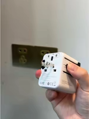 #traveltok #travelhacks #adapter #traveladapter #giftsideas 