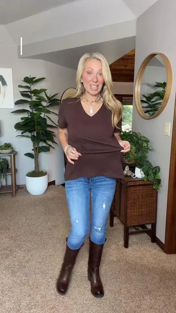 The relaxed V-neck tee I keep reaching for. Effortless, comfortable, and one of those pieces that just works with everything. Casual… but still put together.  #relaxedfit #everydayoutfit #comfystyle #casualchic #creatorsearchinsights 