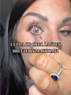 Meet Breeze by Maxcomfi — the lash that gives you that extreme DD curl lift instantly. These wispy clusters open up your eyes and create that lifted, doll-like effect without feeling heavy. The curl does all the work, so your lashes look longer, brighter, and effortlessly glam. Perfect when you want soft volume with a dramatic curl that lasts. ✨ @Maxcomfi #maxcomfi #lashclusters #diylashes #tiktokshopspringglowup #lashclustersathome 