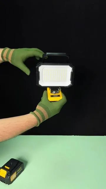 ¡Esta luz de trabajo inalámbrica de tres cabezales es increíble! Los dos cabezales laterales se pueden ajustar para proporcionar una cobertura de luz de 360 grados.💡🔋#ledworklight #worklight #light #dewalt #milwuakee 