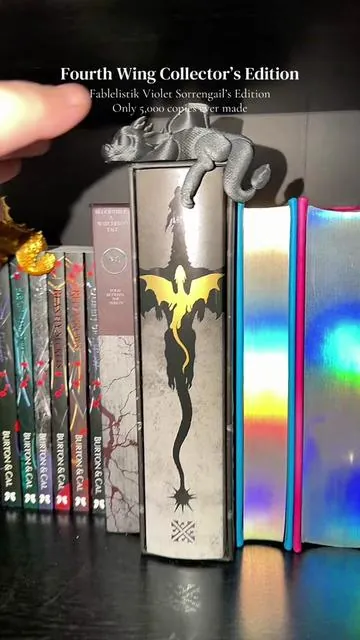 Fourth Wing Violet Sorrengail’s Collector’s Edition is currently on a limited time sale for Reading Week! Rebecca Yarros did a collab with Fablelistik to bring you these gorgeous editions! #readingweek #fourthwing #specialeditionbooks #booktok #fourthwingrebeccayarros 
