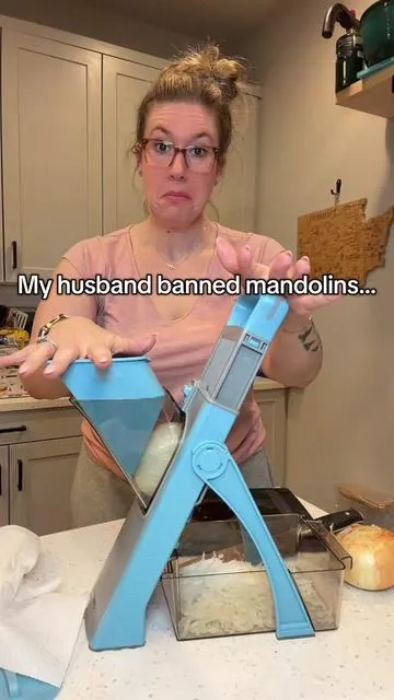 Perfect thin slices without risking your fingers. This upright mandolin keeps your hands away from the blade while still giving you even cuts. #KitchenTools #MandolinSlicer #CookingHacks #KitchenFinds #TikTokShopCreatorPicks