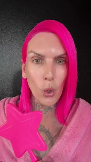 The moment of truth… is @youtheory Collagen Liquid Jeffree Star Approved?! 👀💖 #jeffreestar #youtheory #collagen #beautyreview #beautytok 