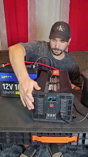 Inversor de corriente 5000W VEVOR DC 12V a AC 120V ideal para conectar electrodomésticos, herramientas y dispositivos electrónicos desde batería. Incluye 6 salidas AC, 2 USB, 1 Tipo-C, pantalla LCD y control remoto. Perfecto para emergencias, RV, trabajos en casa o respaldo eléctrico portátil. #inversordecorriente #vevor #powerinverter #bateria12v #herramientas 