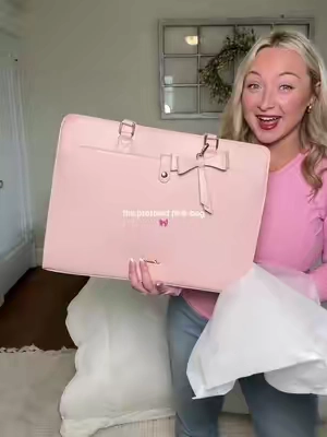 Holds your lunch, laptop & more 💓 #workbag #laptopbag #lunchbox #lovevook #schoolbag 