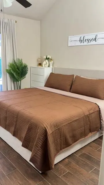 Hermoso edredón color brownie, tela suave y liviana. Disponible en varios tamaños incluyendo California King. 🍫@whale flotilla #edredon #sabanas #bedroomdecor #tiktokshopspringglowup #tiktokshopcreatorpicks 