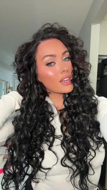I think I unlocked a new character…🙀 #fakehair #hairextensions #curlyhair 