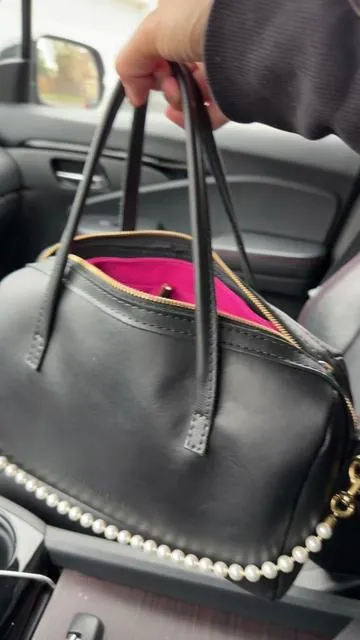 Let me show you the canvas organizer that I have in my purse @Portland Leather #portlandleather #purseorganization #leatherbag #pursetok #fullgrainleather 