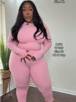 This matching activewear set turned out to be super stretchy! Try the XL if your plus size like me! #tiktokshopspringglowup #matchingset #twopieceset #activewearset #leggingsoutfit 