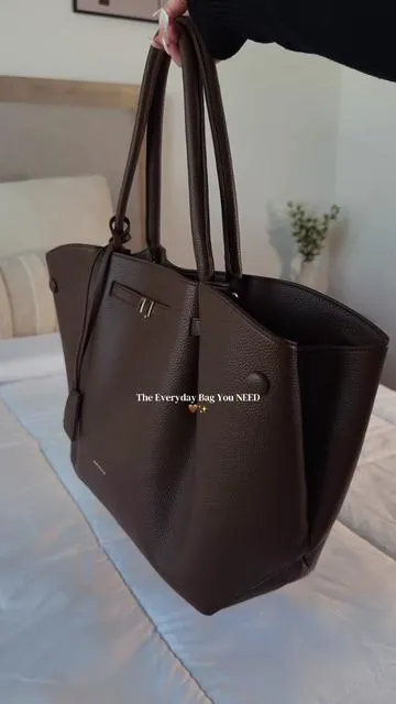 Color: Coffee🤎✨ obsessed! Fits everything🫶🏻 
#newbella #everydaybag #travelbag #fashiontiktok #tiktokmademebuyit 