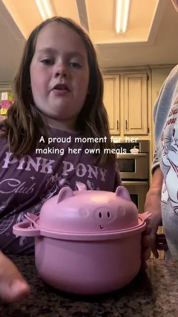 Shes in to making her own videos and meals these days. She surprises me every day. #ramen #ramenbowl #kitchenhacks #momhacks @ONESHOW HOME 