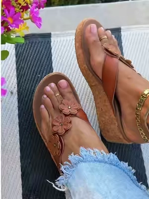 Skechers Arch Fit sandals with contoured footbed support that helps reduce foot fatigue during long days on your feet. #skechersarchfit #archsupportshoes #comfortwear #walkingsandals #TikTokFashion 