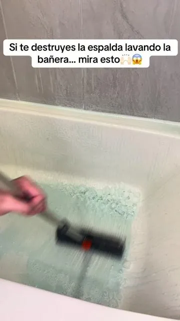 Asi deje de romperme la espalda lavando la bañera😍😍 #CleanTok #scrubbrush #asmrcleaning #cleaninghacks #tiktokshopcreatorpicks 