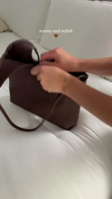 the kind of bag you throw on with everything 🤎 #montanawest #effortlessstyle #dailybag #slouchybag #hobobag 