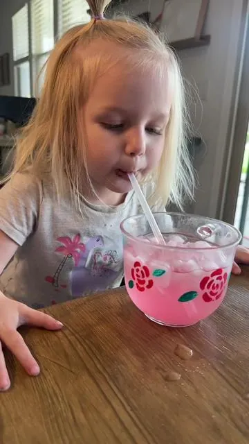 No sugar and sooo freaking good 👏🏼🥹💕✨🏝️👌🏼🥤🙏 #healthykids #wellahelectrolytes #bestelectrolytes  #nosugar #tiktokshophealth