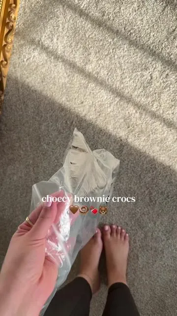 The neutral flip flops all the girlies are wearing 🥹🍩🤎💗🍫🌺 #crocsmiamisandals #crocs #summerflipflops #sandalseason #comfyflipflops These replaced all my summer shoes