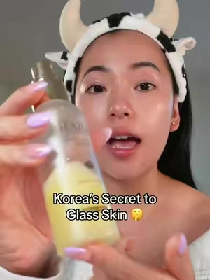I’ve been loyal to the d’Alba White Truffle First Spray Serum for years, and no matter what I try, I always come back to it. There’s just something about the radiance it gives instantly makes your skin look healthy, glowy, and expensive without feeling heavy. It’s one of those staple skincare mists that never misses for hydration, glow, and that effortless glass skin finish. #kbeautyskincare #glowingskin #facemist #glassskin #skincareroutine 