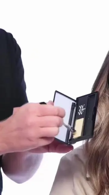 Want brighter, face-framing highlights without bleach? Here’s the hack 👀

Use Color Wow Root Cover Up to fake a money piece:
✔️ Target the front sections
✔️ Press pigment in (not brush!)
✔️ Build intensity where you want lightness

The mineral powder binds to hair for natural-looking, transfer-proof coverage that lasts until your next shampoo 🤍

@Giles Robinson #HairColorHack #MoneyPiece #NoBleach #HairTutorial #ColorWow 