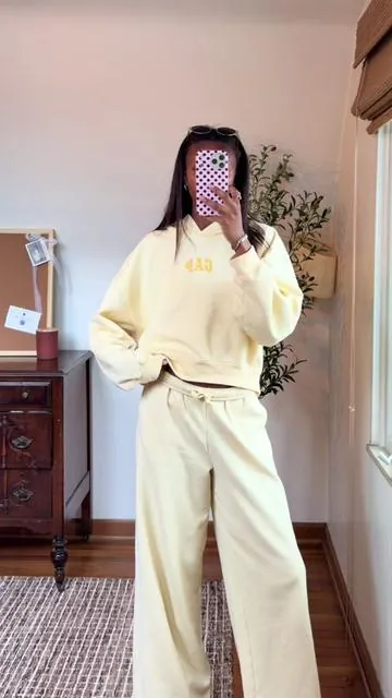 butter yellow sweatpants & hoodie set from GAP ☀️ #loungewear #gap #loungewearset #matchingset #springoutfit 