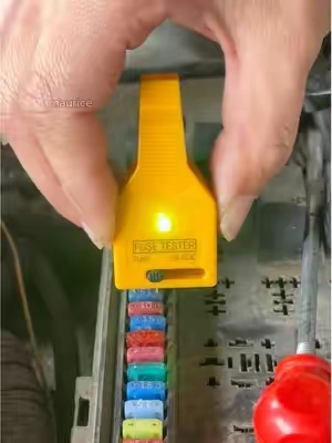 Excelente extractor de fusibles para automóviles. #tiktokshopspringglowup #Tester#tool #DIY
#AutomotiveAccessories