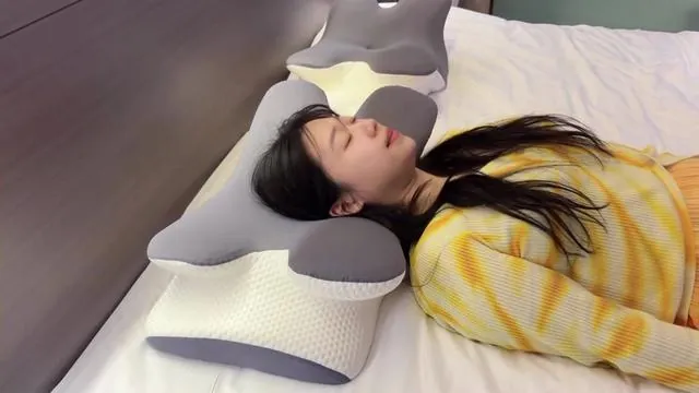 The best pillow for people who really want to sleep.#pillow #memoryfoam #neckpillow #foryoupage #tiktokshop 
