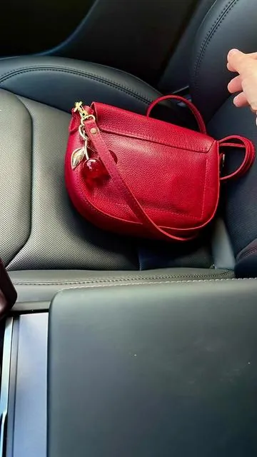 @PORTLAND LEATHER GOODS #crossbody #crossbodybag #tiktokshopcreatorpicks #PLGPartner #leatherbag 
