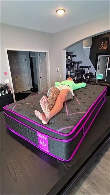 This hybrid mattress gives you the best of both worlds… soft memory foam comfort with the support of real springs so you’re not waking up sore anymore 🙌 if your current mattress is worn out, this is your sign to upgrade while it’s on sale! #HybridMattress #SleepBetter #MattressUpgrade #mattress  #DealsForYouDays