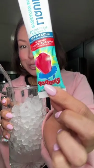 New flavor 🚨 cherry ring pop maybe my top flavor! #stayhydrated #crispywater #tiktokshopstockup 