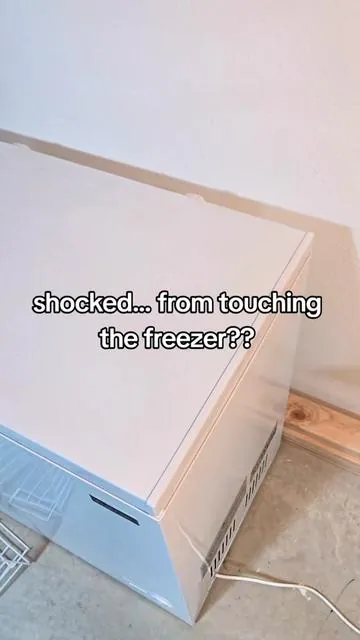 Why is he getting shocked from this?? @KAIWEETS  #electrician #electrical #diytools #diy #circuitbreaker 