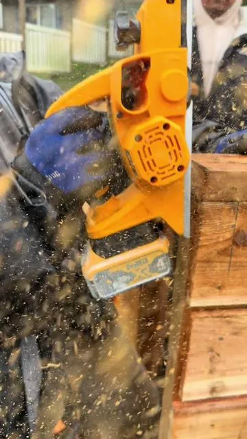 ¡Sácale jugo a las baterías que ya tienes en tu caja de herramientas! 🔋🪚 Si ya usas Dewalt o Milwaukee, esta cepilladora inalámbrica es la compra más inteligente para tus proyectos. Trae un motor de 15,000 RPM para dejar la madera impecable y rebajar puertas sin esfuerzo. ¡Te la llevas desde $59.99! (Ojo: el paquete no incluye pila). 👇 ¡Consíguela en el carrito naranja! #Carpinteria #Herramientas #DewaltTools #TikTokShopLatino #TrabajoEnMadera