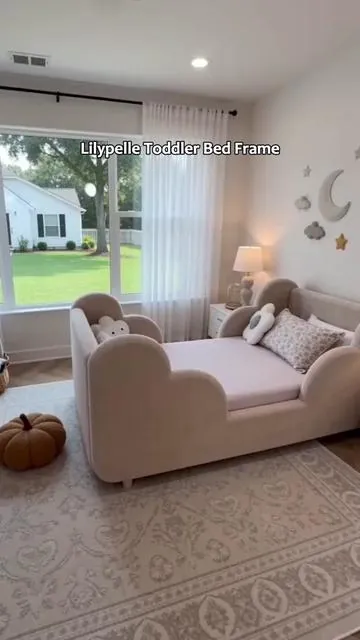 If you're moving your toddler out of the crib…this bed is honestly perfect.It's low to the ground, super soft,and the cloud design makes it feel really safe.