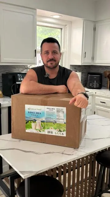 Desde que empecé a usar esta leche entera en polvo de Z Natural Foods, me ha resultado súper práctica para tener siempre a mano en la habitación sin preocuparme por refrigeración; es de un solo ingrediente, lo que me da confianza, y se mezcla fácil con agua para obtener una leche cremosa que puedo usar tanto para tomar como para preparar café o recetas. Me gusta que viene en presentación grande y rinde muchísimo, sobre todo la caja de 55 libras que es ideal si buscas ahorrar a largo plazo o abastecerte bien en casa. Además, aproveché que tiene un buen descuento activo junto con promociones adicionales, así que realmente se siente como una compra inteligente por la cantidad y durabilidad que ofrece. #Tiktokshopstockup #Tiktokshopmothersday #milkpowder #pantrystaples #bulkbuy 