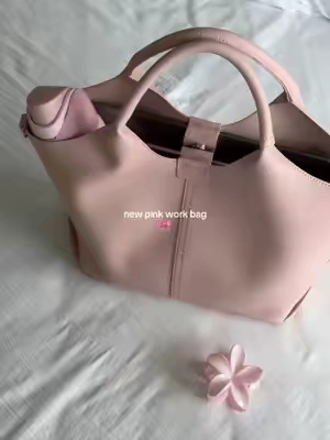 the perfect work bag, you sign to get her! 🌸🎀🌷 #totebag #workbag #collegebag #travelbag #everydaybag 
