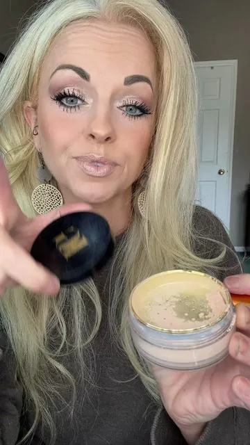 @Laura Geller Beauty setting powder blurring formula #fyp #laurageller #makeup #wrinkles #matureskin 