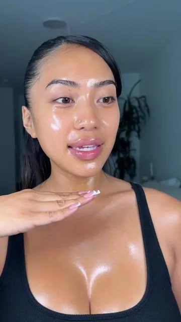 I’m so obsessed with how hydrating this is 😭💔 DRY SKIN GIRLIES! You need this- Glass skin in one step ❤️  #Kbeauty #kbeautylounge @Easydew @easydew.official  #glowyskin #skincare 