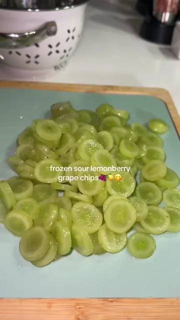 make sure to freeze them❄️🍇🍋 #sour #fruitriot #sourpowder #frozengrapes #grapes 