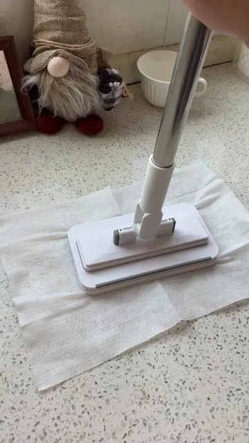 "Sin agacharte y sin ensuciarte las manos, con un clip limpias todo el polvo y pelos de la casa—¡este gadget está brutal! #summervibes   #cleantok  #mopping  #homeessentials  #CleaningTips  "