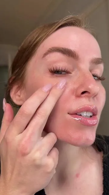 The finish on this is soooooo pretty 😭 @mixsoon #mixsoon #tintedmoisturizer #tiktokshopcreatorpicks #kbeauty #koreanskincare 