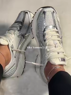 These are so comfortable and cuuteee ☺️ Tap the cart to grab yours.. #nikevomero5 #tiktokshopcreatorpicks #vomero5 #womenssneakers 